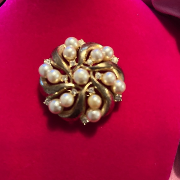 Crown Trifari Jewelry - Trifari Crown Over T Gold Tone
Faux Pearl Laurel Leaf Round...